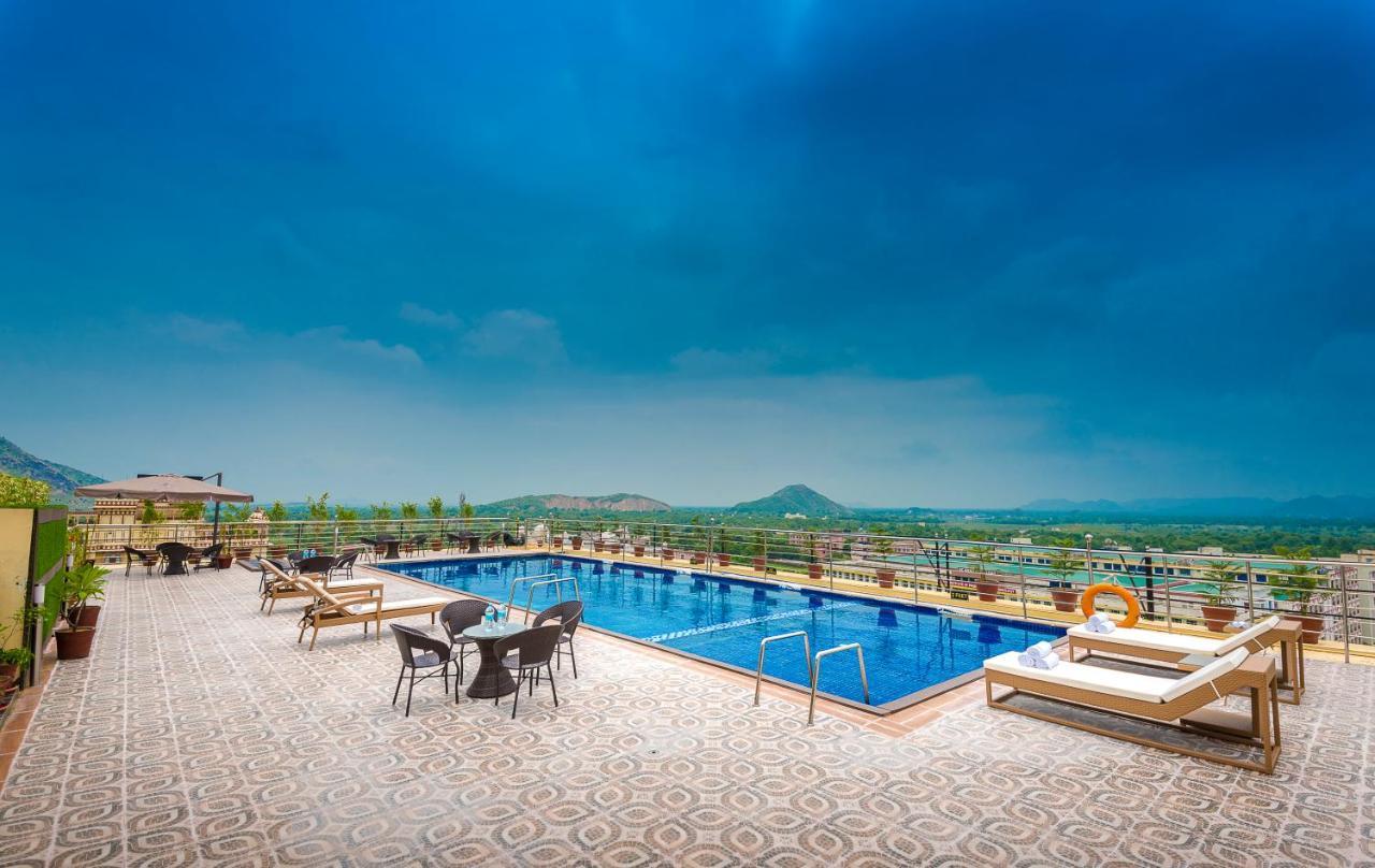 Clarion Inn Jaipur Kukas Exterior photo